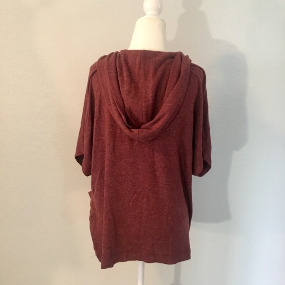 MOVING SALE! Short-Sleeved Poncho - Gibson - Picture 3 of 6